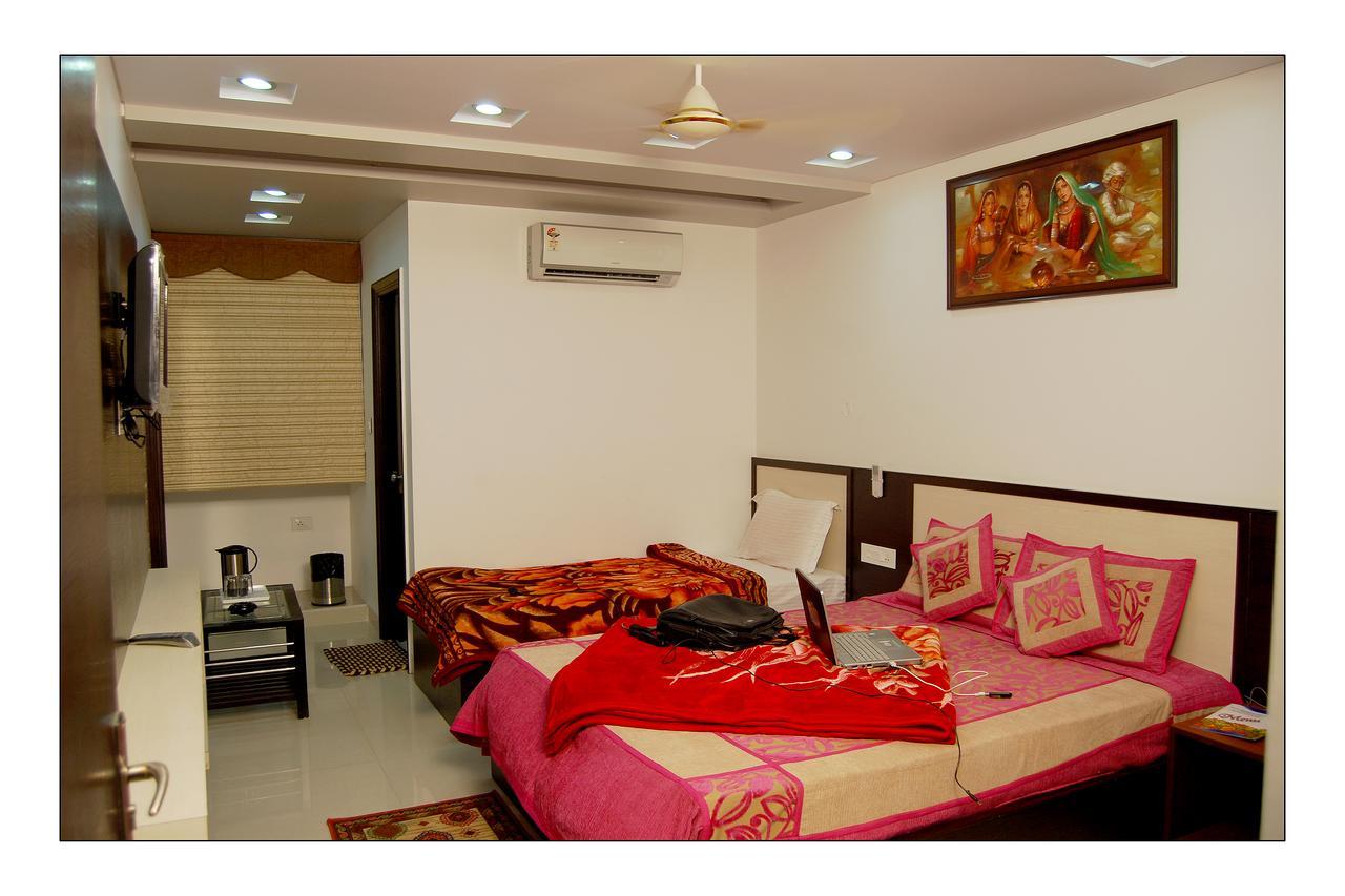 ג'איפור Hotel Jinendra Palace מראה חיצוני תמונה