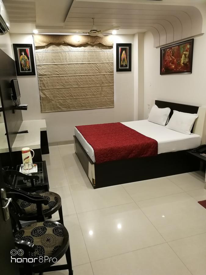 ג'איפור Hotel Jinendra Palace מראה חיצוני תמונה