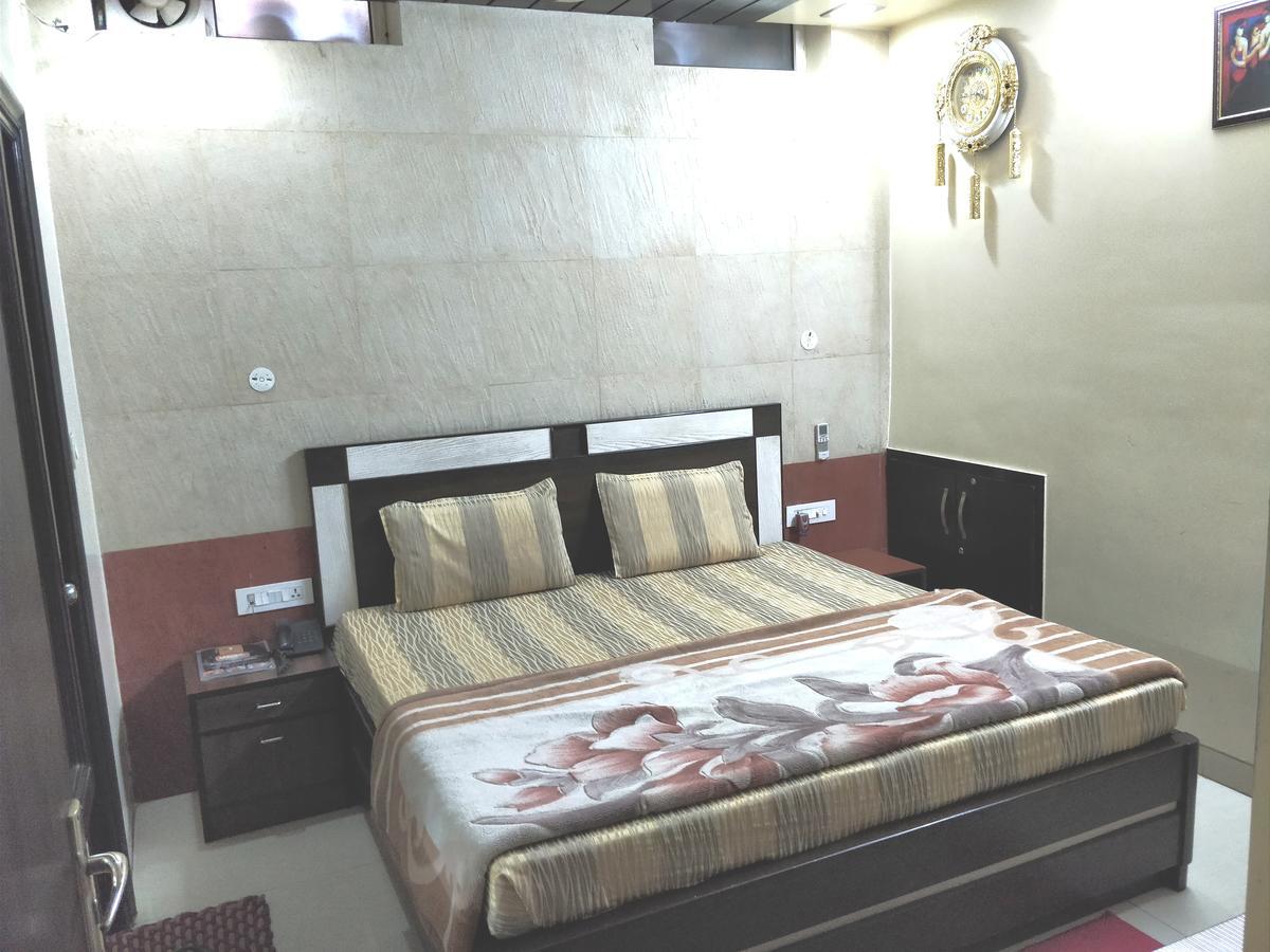 ג'איפור Hotel Jinendra Palace מראה חיצוני תמונה