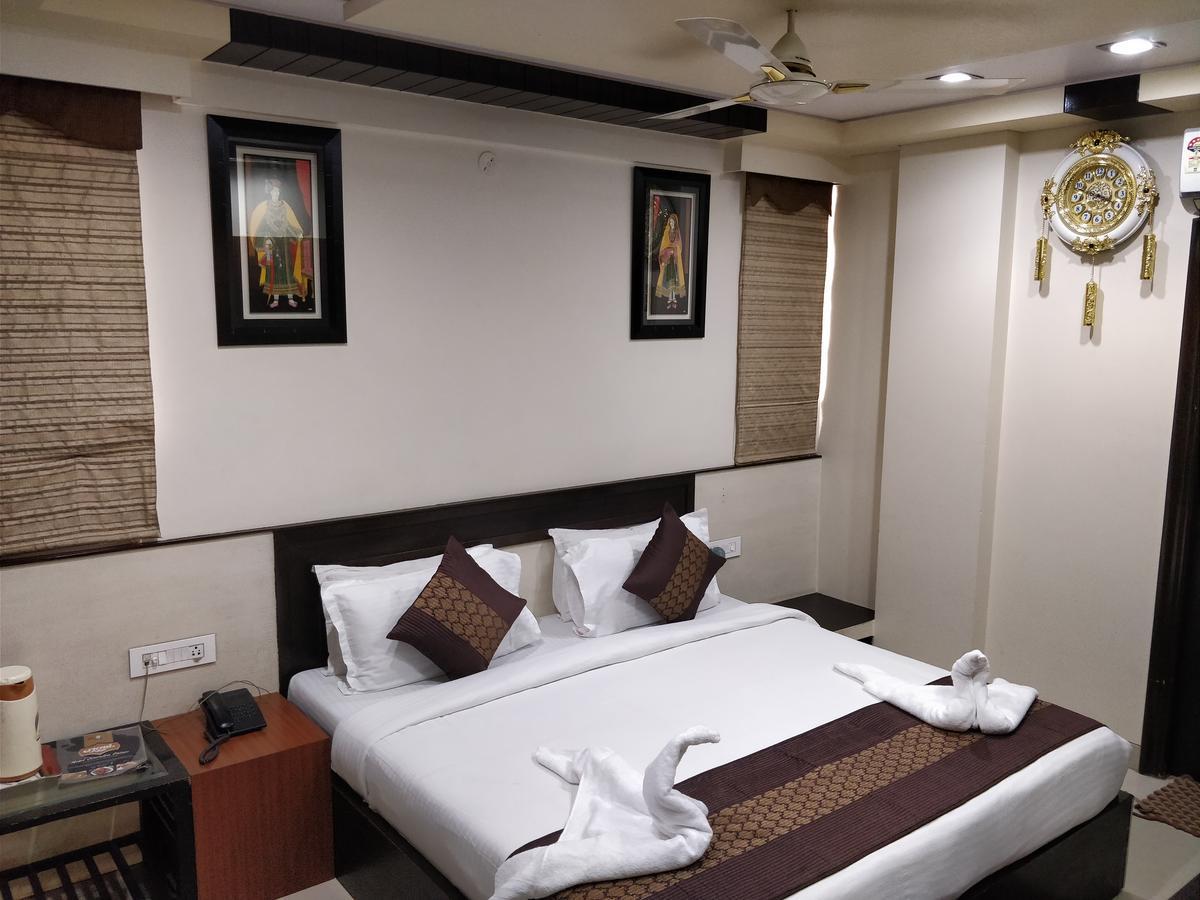 ג'איפור Hotel Jinendra Palace מראה חיצוני תמונה